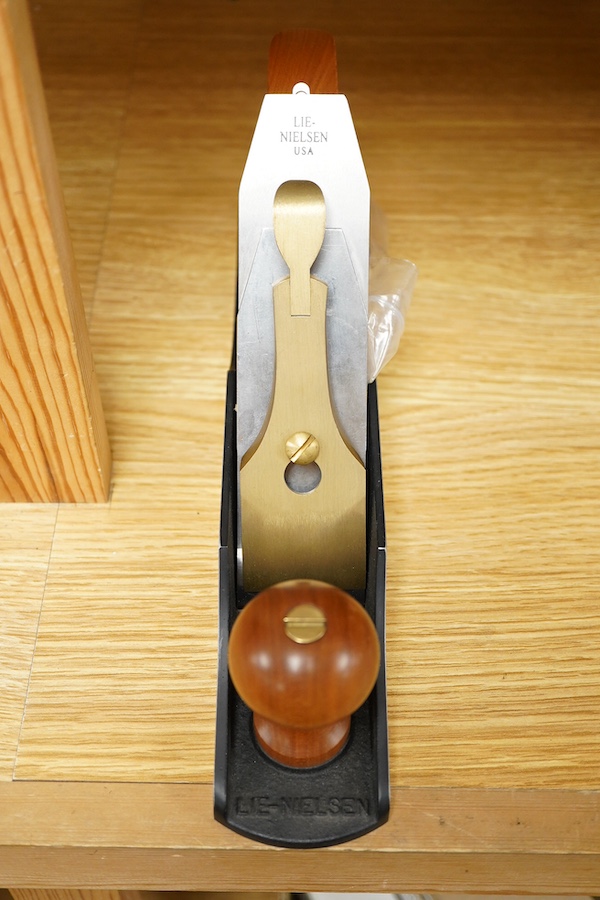 A Lie-Nielsen Toolworks No.5 1/4 smoothing plane, sold in addition with the later version of the chipbreaker